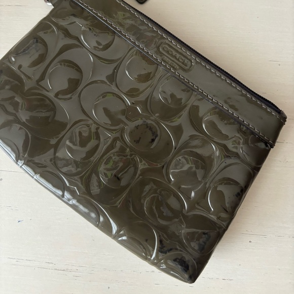 Coach Patent leather forest green monogram wristlet - Picture 3 of 7